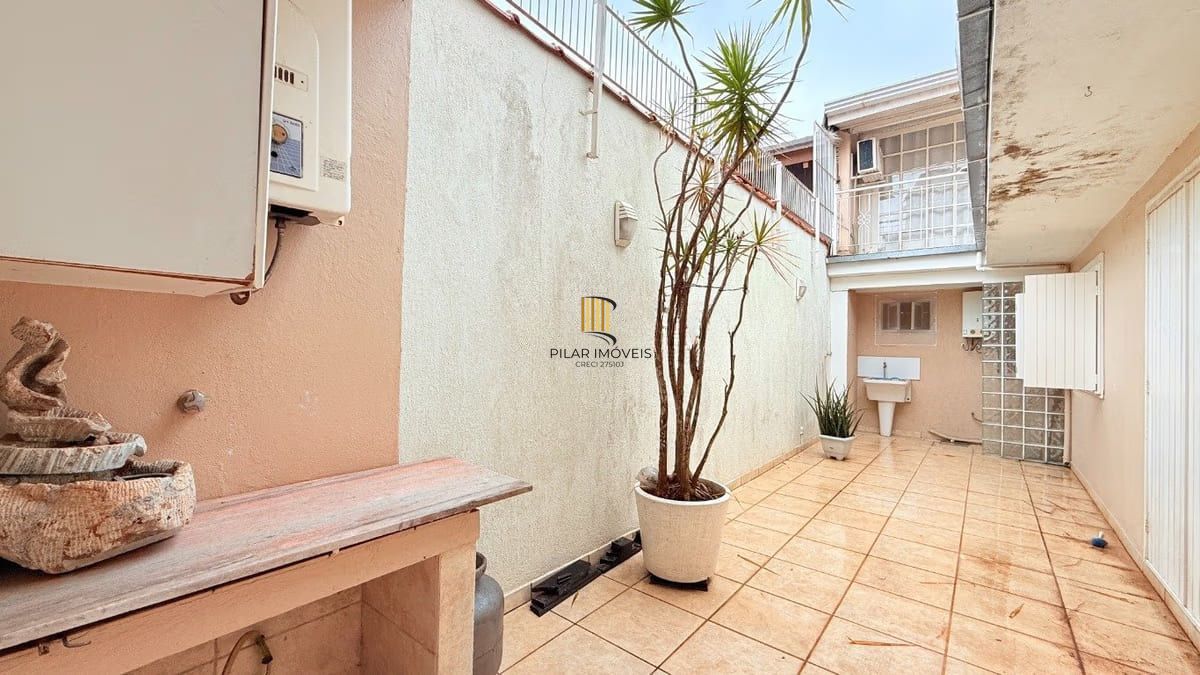 Sobrado de 3 dormitórios e 91m² à venda em Parque Santa Fé, Porto Alegre.