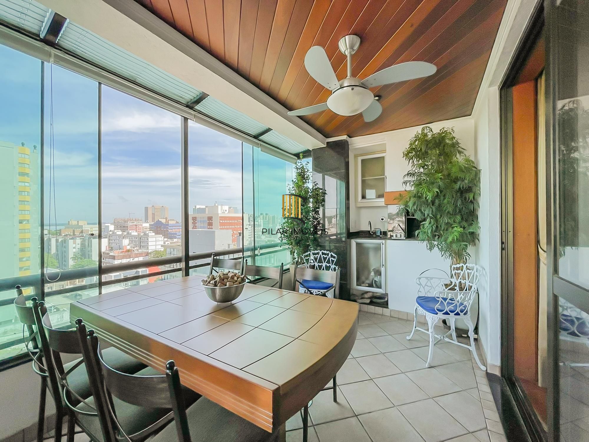 Lindo apartamento 03 dormitórios, duas vagas Coração Menino Deus