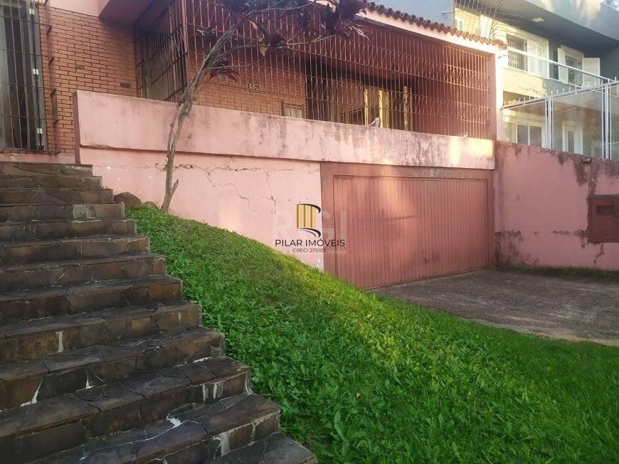 Casa com 03 dormitórios, churrasqueira, pátio com piscina e 5 vagas de garagem no bairro Menino Deus