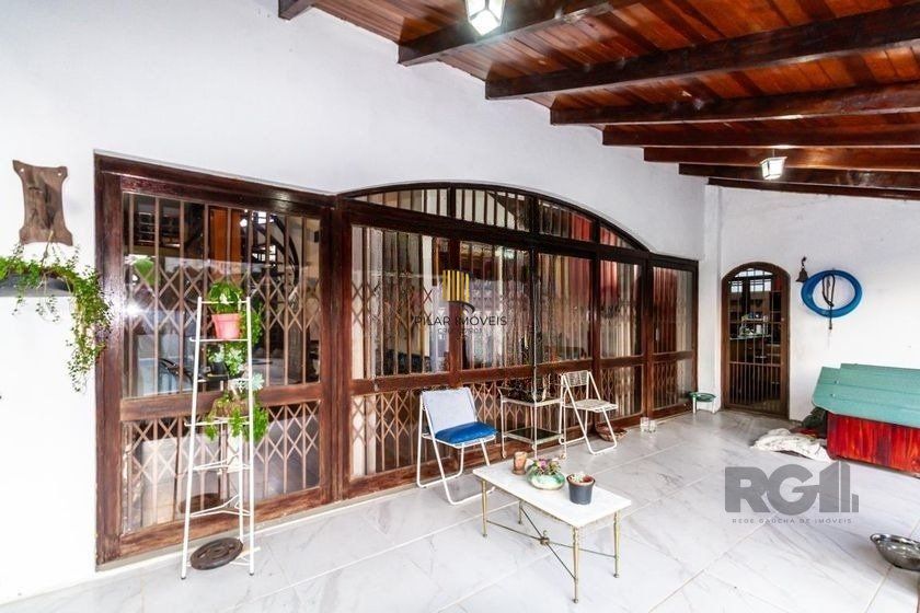 Casa 303m² - 4 dormitórios, 2 vagas no bairro Santo Antônio