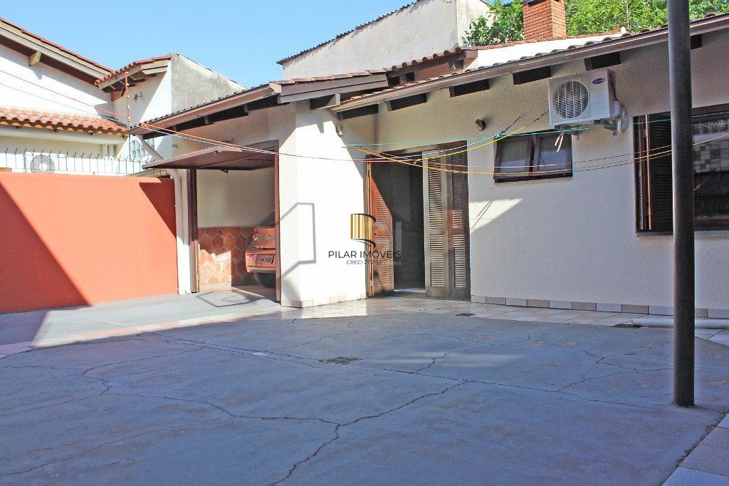 Casa para Venda - 300m², 4 dormitórios, sendo 1 suites, 4 vagas - Coronel Aparício Borges
