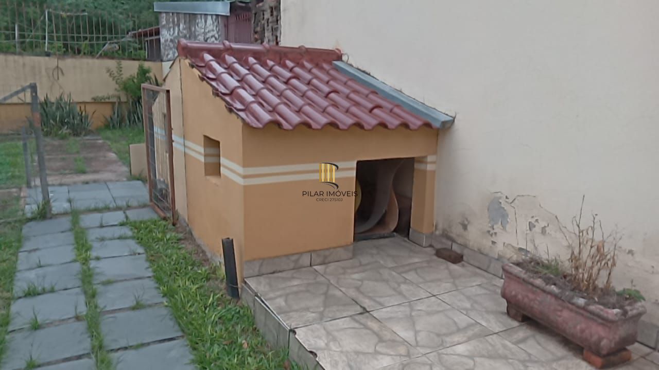 Casa 03 dormitórios, com páteo