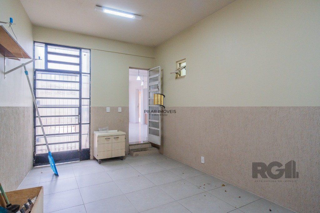Casa de 214m² com 4 dormitórios, 1 suíte, piscina e 2 vagas no bairro Teresópolis