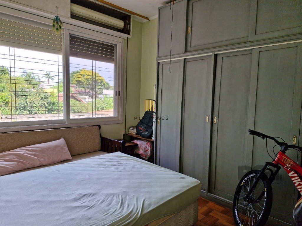 Casa com 243m2 de área privativa, com amplo pátio de 11 x 44, próxima a Av. Teresópolis