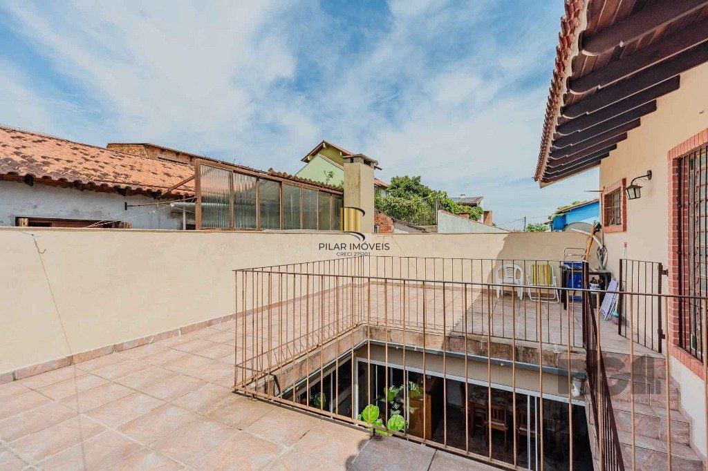 Casa com 234m², 3 dormitórios, 3 vagas no bairro Partenon