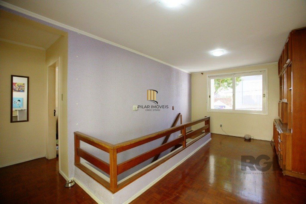 Excelente casa de 235m² com 4 dormitórios e 3 vagas no bairro Azenha.
