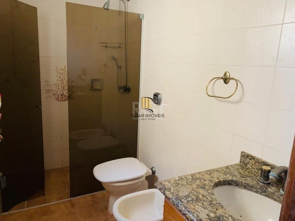 Encantadora residência com 03 dormitórios sendo 01 suíte e piscina.