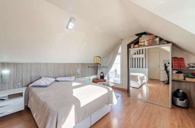 Casa em Condomínio à venda com 4 dormitórios, 248m² e 4 vagas no bairro Teresópolis, em Porto Alegre .