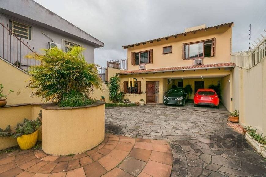 Casa 279m² - 4 dormitórios, 3 vagas no bairro Santa Tereza