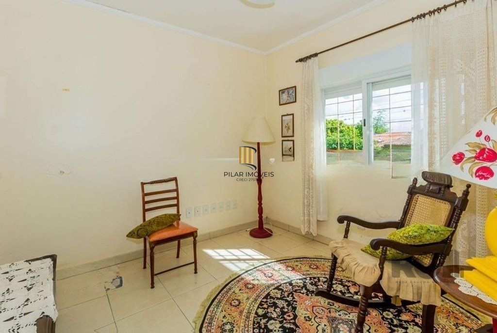 São duas casas no mesmo pátio, com 308,22m² de área construída. Próxima a Av. Teresópolis.