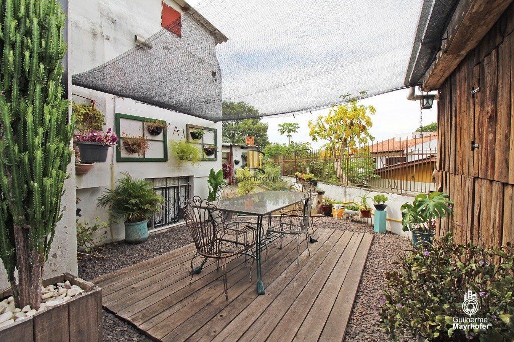 Casa para Venda - 220m², 2 dormitórios, sendo 2 suites, 3 vagas - Teresópolis