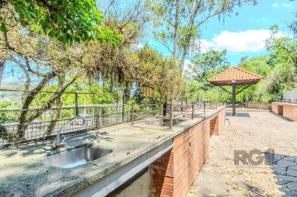 Apartamento 2 dormitórios, 1 vaga coberta no Bairro Teresópolis.