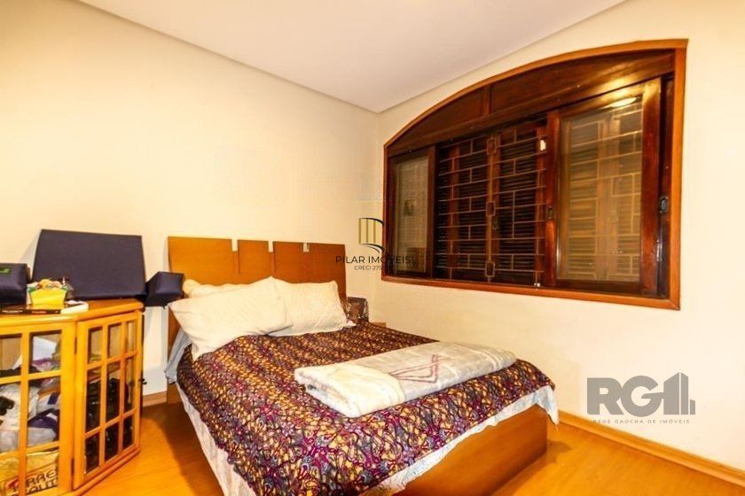 Casa 303m² - 4 dormitórios, 2 vagas no bairro Santo Antônio