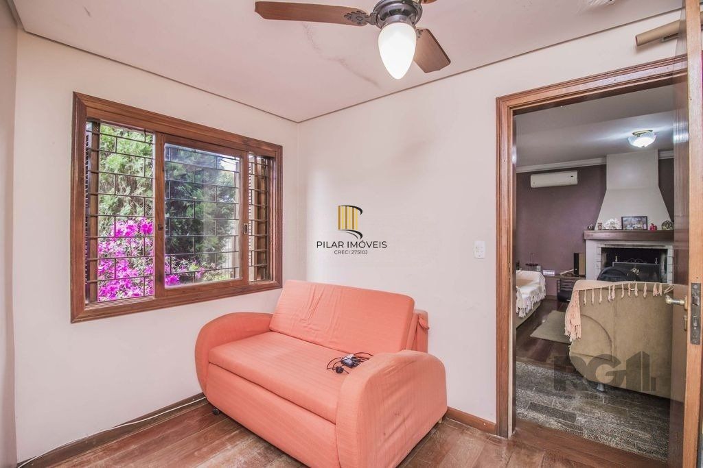 Casa de 329m² - 4 dormitórios, 1 suíte, 6 vagas no bairro Vila Jardim