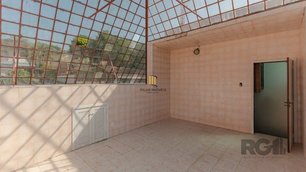 Casa com 4 dormitórios, 4 vagas no bairro Vila Jardim