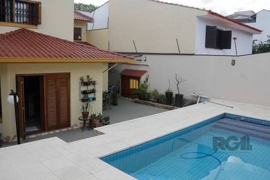 Excelente casa de 287m² com 3 dormitórios e 4 vagas.
