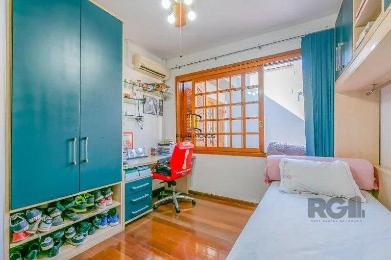 Casa 221m² - 3 dormitórios, 1 suíte, 4 vagas de garagem no bairro Vila Assunção