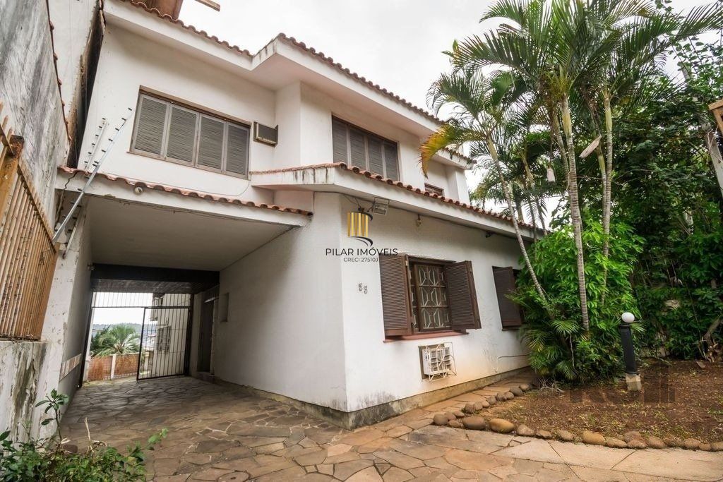 Excelente casa de 354m² com 5 dormitórios e 8 vagas.