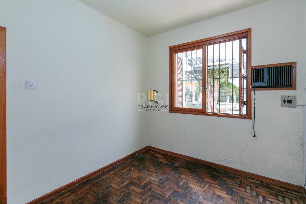 Casa 3 dormitórios com uma 1 suite, 2 banheiros, terraço, bem iluminada. Próxima ao Shopping Boubon Teresópilis