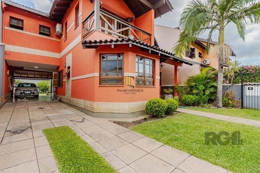 Excelente casa de 209m² com 3 dormitórios, piscina e 3 vagas de garagem.