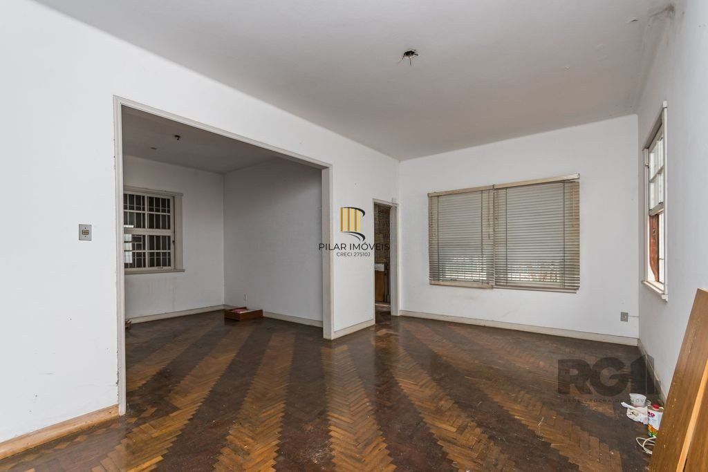 Casa de 4 dormitórios, no bairro Medianeira 