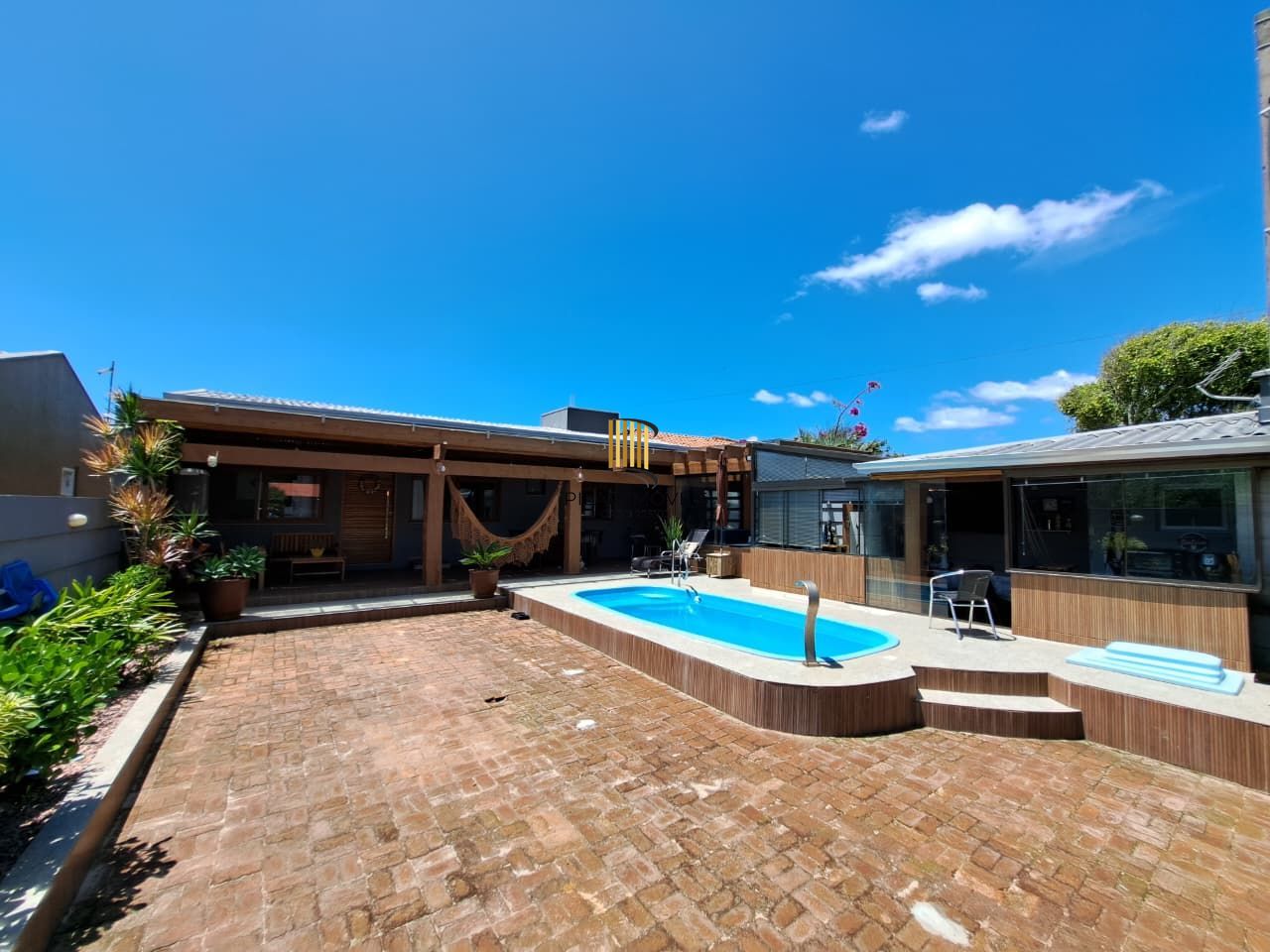 Casa com 04 dormitórios e piscina na praia de Imbé/ RS.