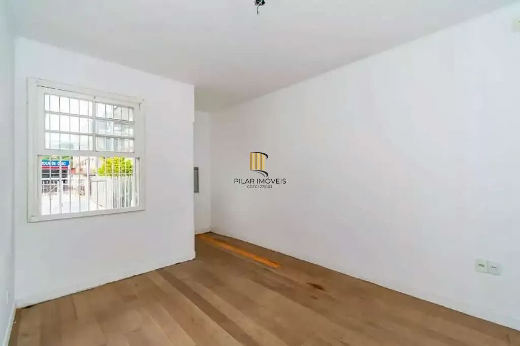 Casa com 2 quartos à venda na Medianeira, Porto Alegre.