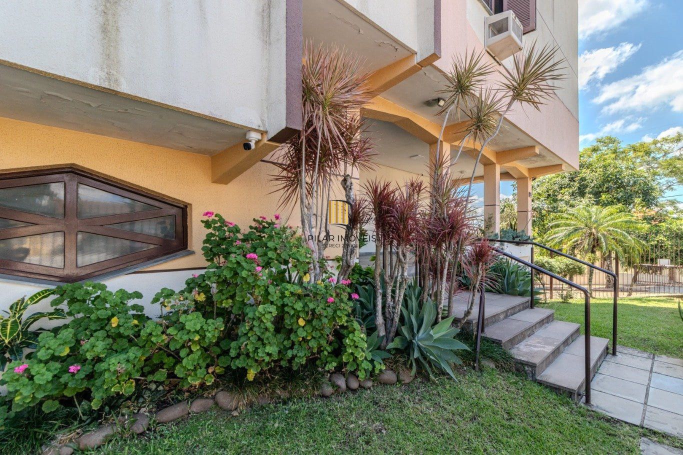 Apartamento de 2 dormitórios à venda em Vila Ipiranga, Porto Alegre.