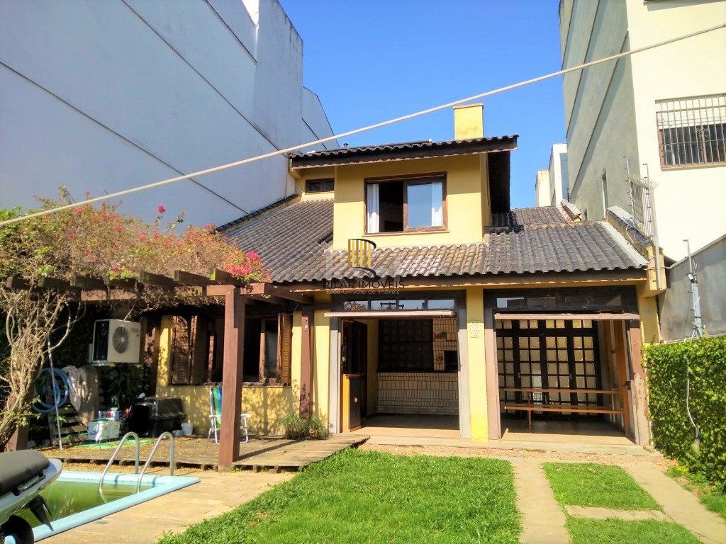 Casa para Venda - 219m², 3 dormitórios, sendo 1 suites, 4 vagas - Menino Deus