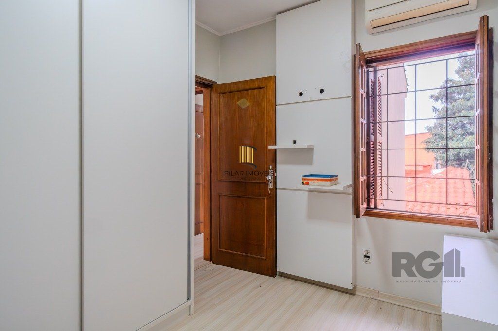 Casa de 214m² com 4 dormitórios, 1 suíte, piscina e 2 vagas no bairro Teresópolis