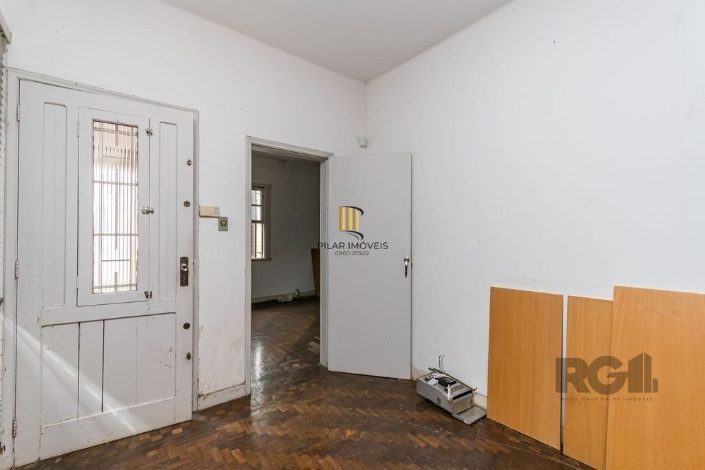 Casa de 4 dormitórios, no bairro Medianeira 