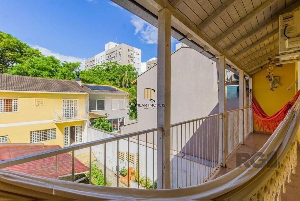 São duas casas no mesmo pátio, com 308,22m² de área construída. Próxima a Av. Teresópolis.