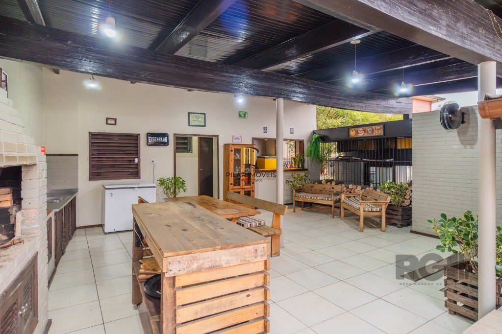 Casa 4 dormitórios no bairro Nonoai