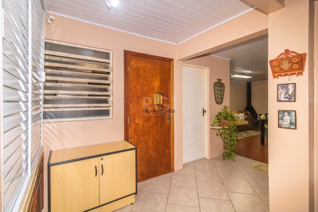Casa de 289m² - 3 dormitórios, 1 suíte, 4 salas, churrasqueira, pátio e 4 vagas de garagem no bairro Partenon