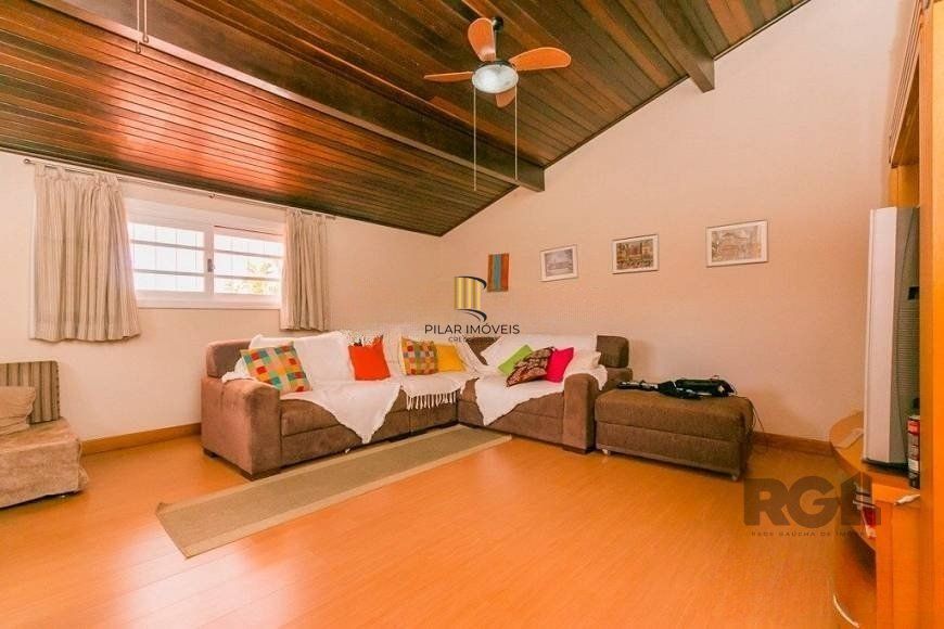 Casa de 380m² - 4 dormitórios, 2 suítes, 4 vagas no bairro Bom Jesus