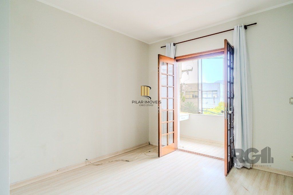 Casa de 214m² com 4 dormitórios, 1 suíte, piscina e 2 vagas no bairro Teresópolis