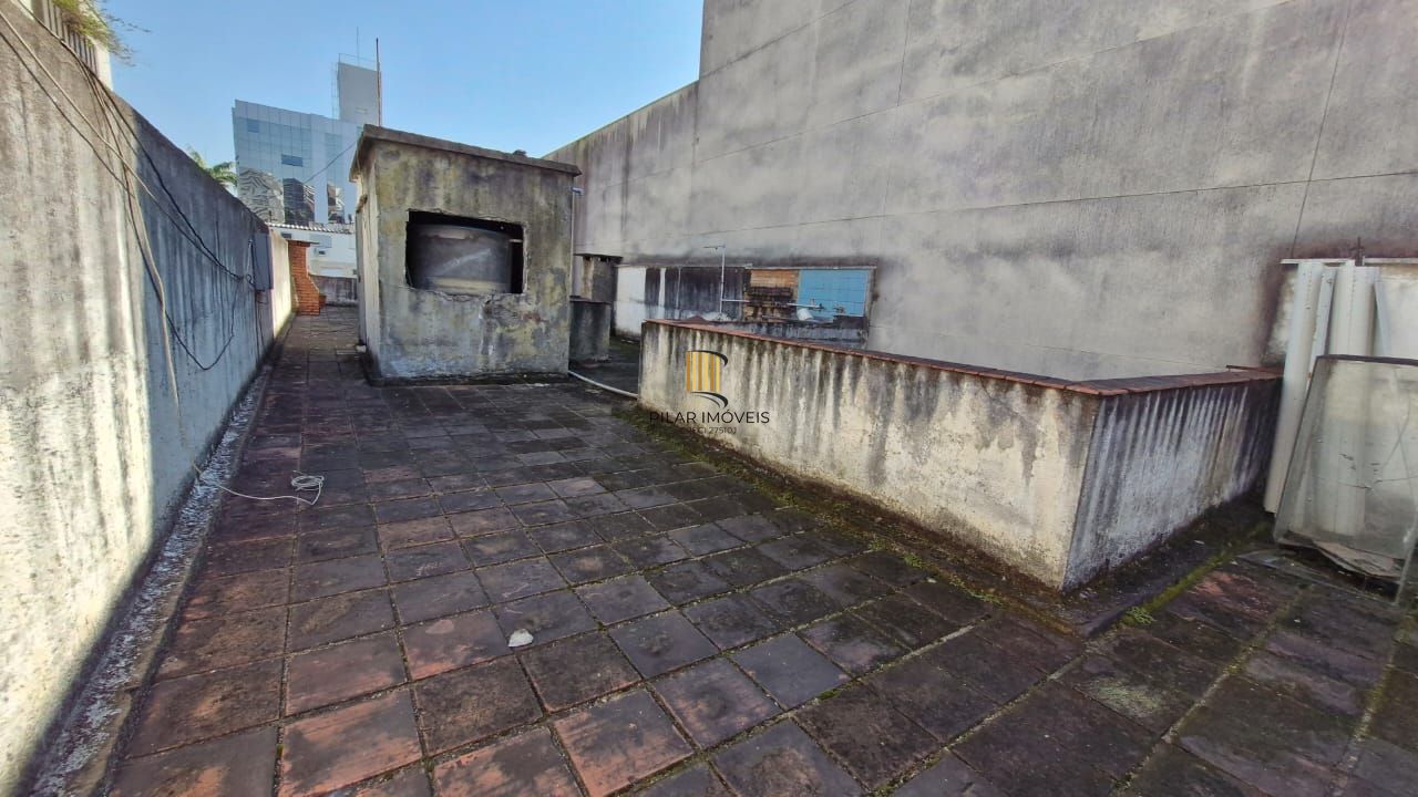 Apartamento com 2 dormitórios e garden na Rua Ijuí, pronto para reformar