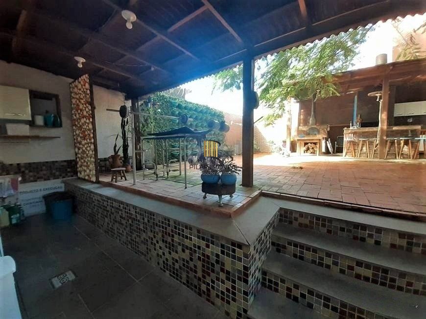 Casa com 233m², 2 dormitórios sendo 1 suíte, living com lareira, espaço gourmet com churrasqueira, pátio e 2 vagas de garagem no bairro Sarandi