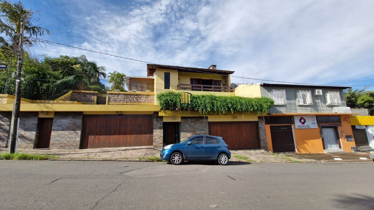 Casa de Cinema na Glória, com 500m² de área privada, 3 dormitórios, piscina, horta, lareira, elevador, gradeada 4 garagens - Pilar Imóveis