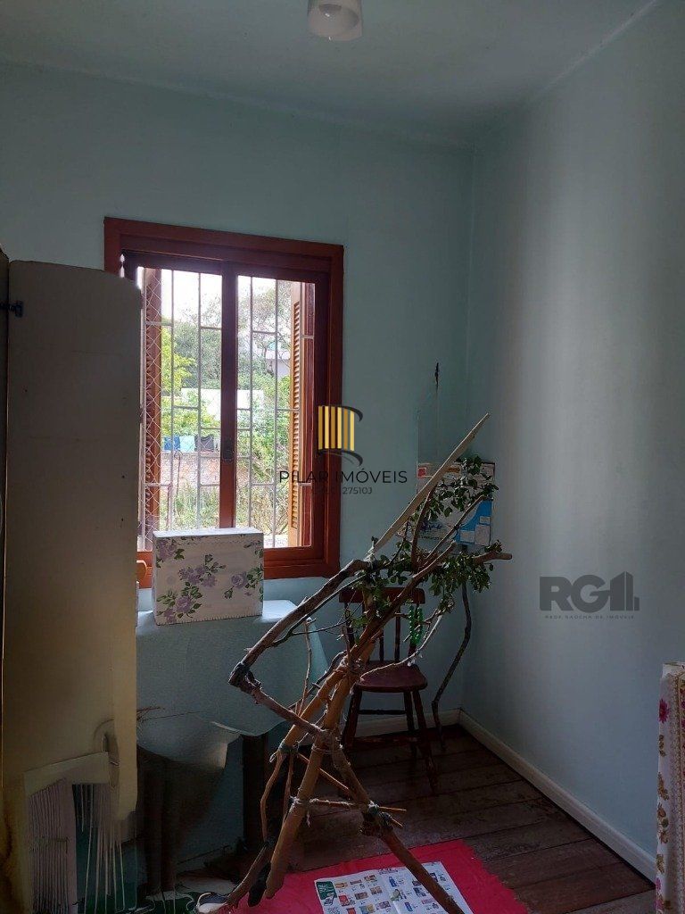 Casa 3 dormitórios,  1 vaga de garagem ampla e coberta.  Possui edícula com 3 peças. Espaço com churrasqueira e dispensa. Área total de  484m².