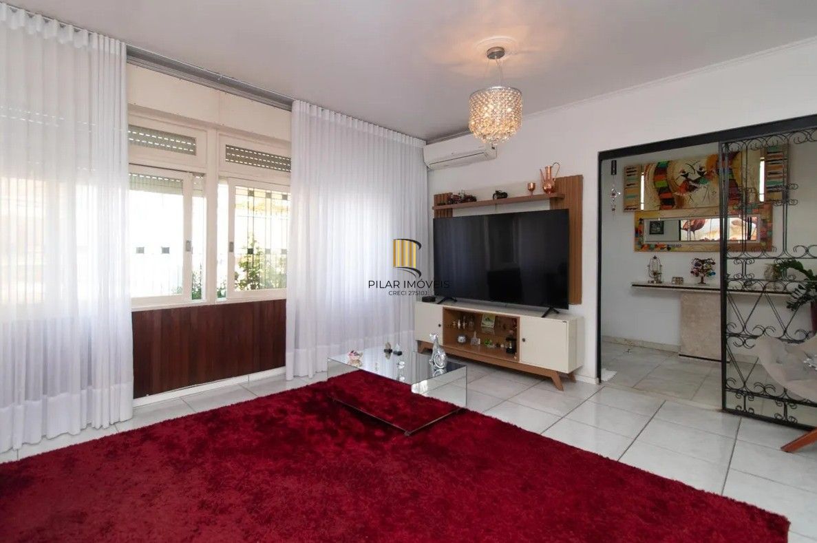 Casa com 4 dormitórios e energia solar no bairro Nonoai.