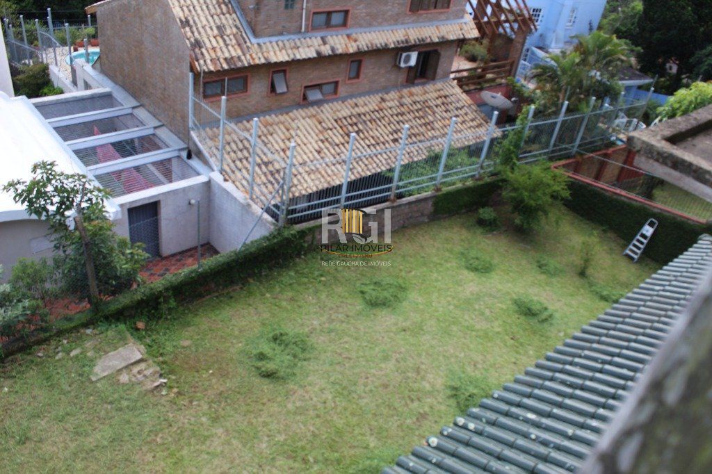 Casa para Venda - 300m², 5 dormitórios, sendo 3 suites, 5 vagas - Teresópolis