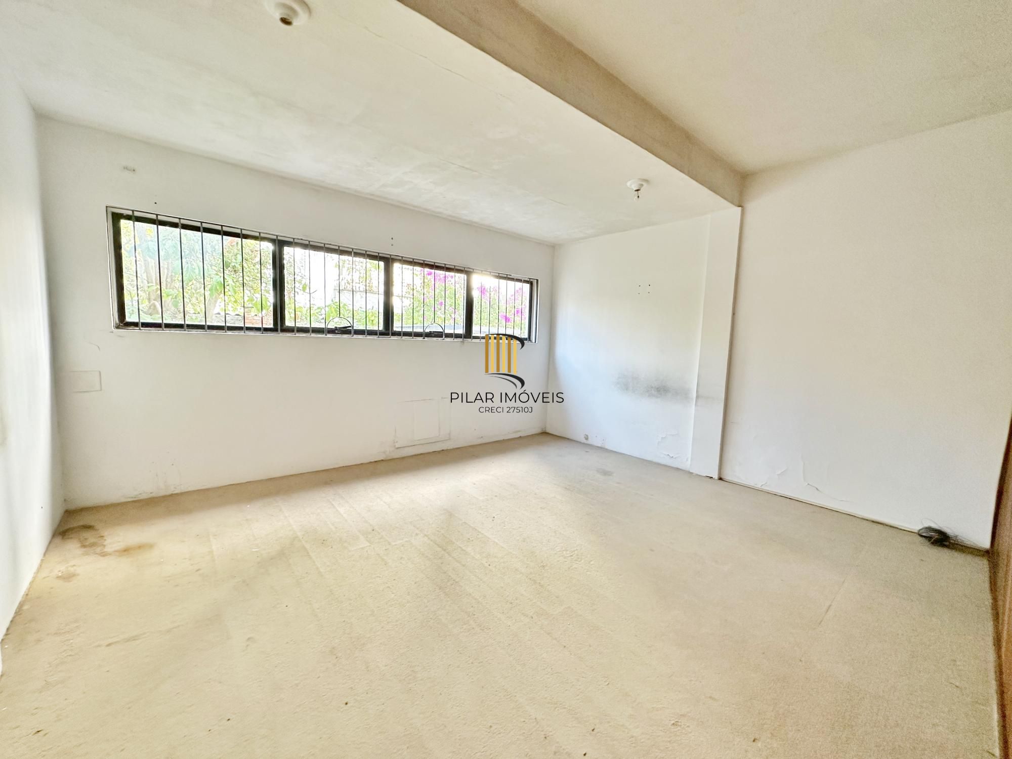 Sala comercial com mezanino e pátio na Cidade Baixa