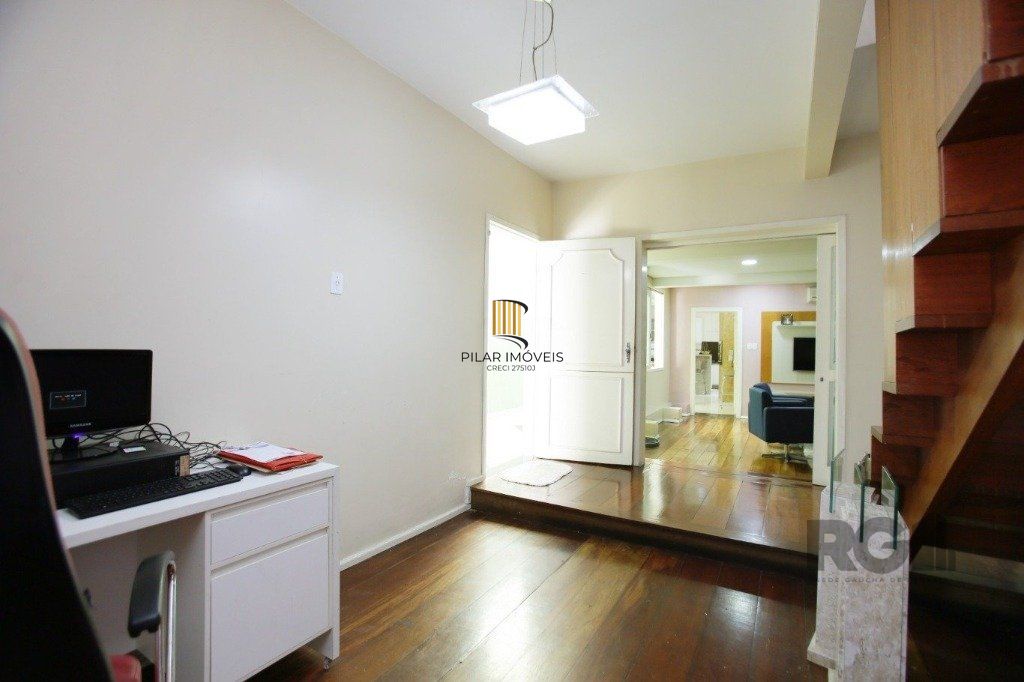 Excelente casa de 235m² com 4 dormitórios e 3 vagas no bairro Azenha.
