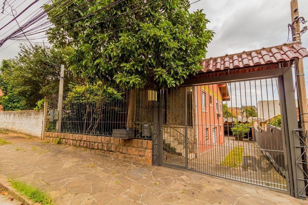 Casa de 4 dormitórios no bairro Espírito Santo