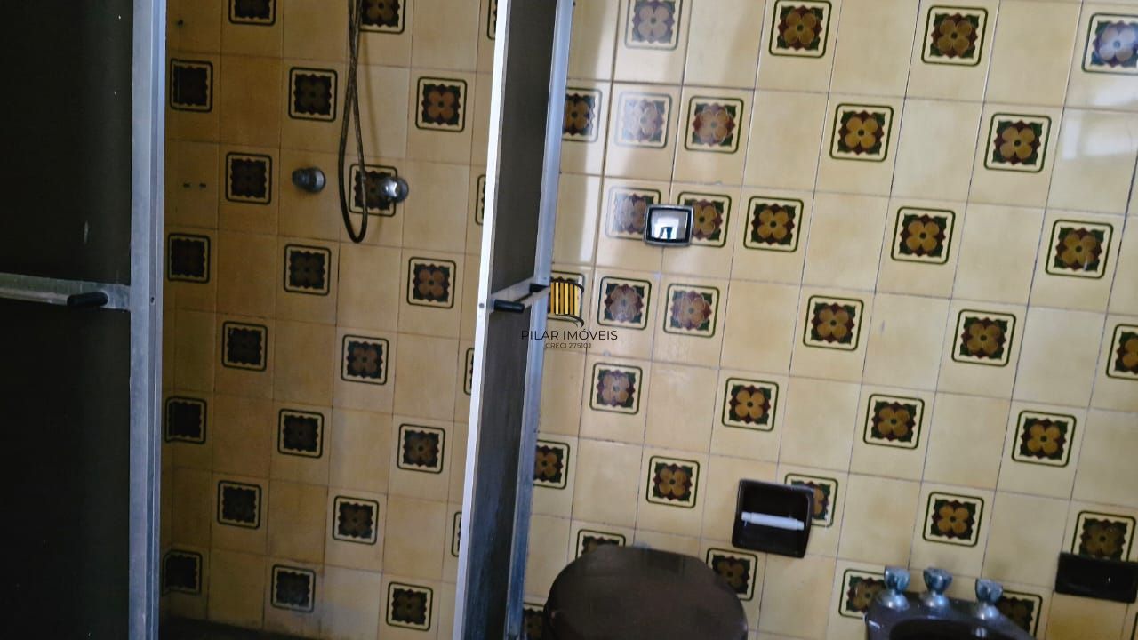 Apartamento com 2 dormitórios e garden na Rua Ijuí, pronto para reformar