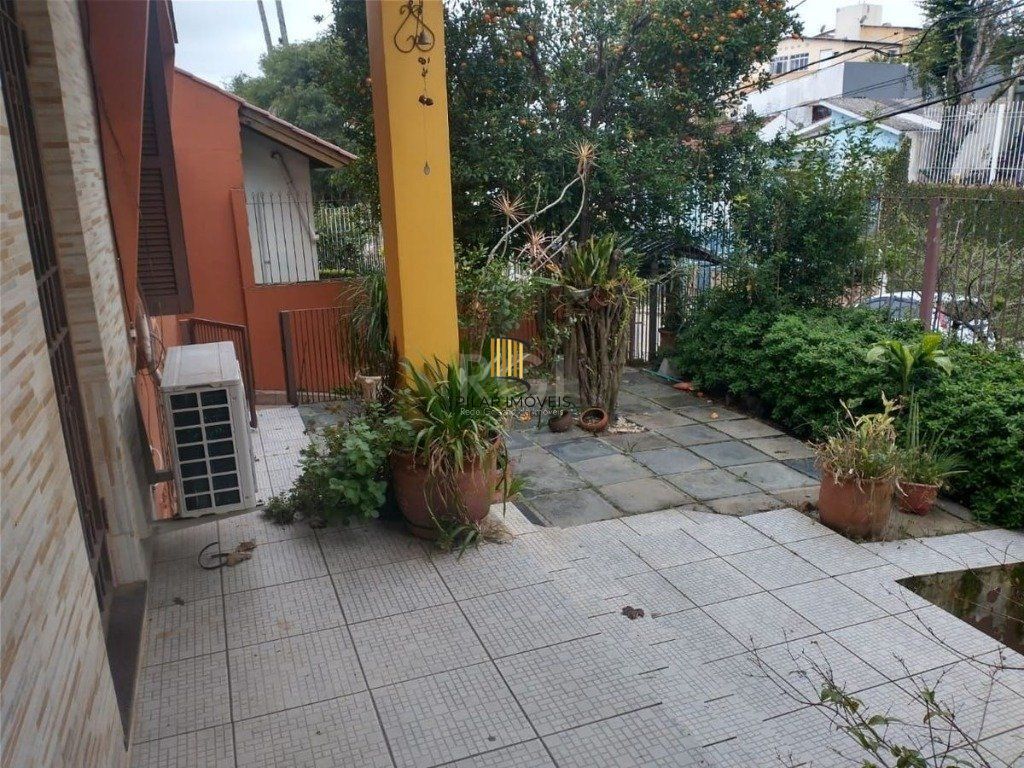 Casa para Venda - 220m², 3 dormitórios, 4 vagas - Teresópolis
