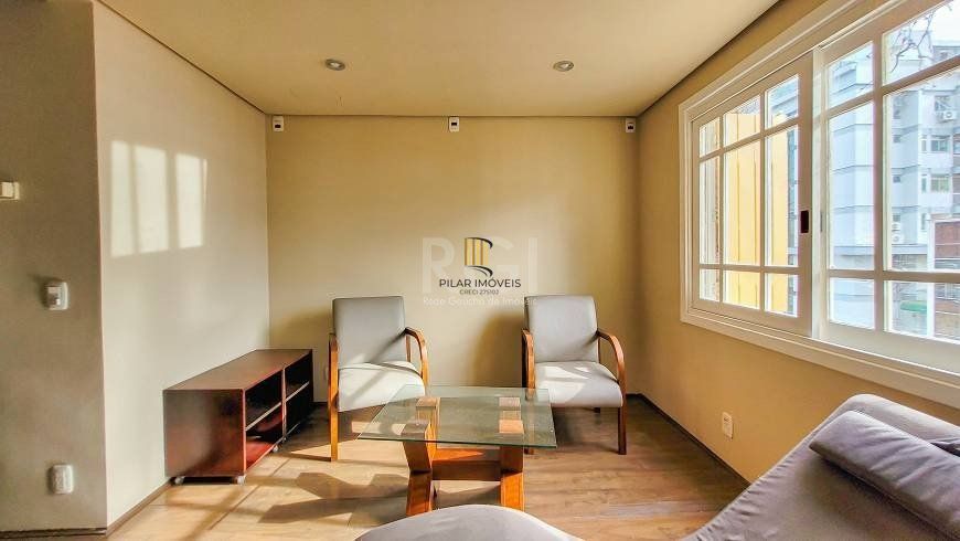 Apartamento 94m² - semi mobiliado, 2 dormitórios, 1 suíte, terraço e 2 vagas de garagem no Moinhos de Vento