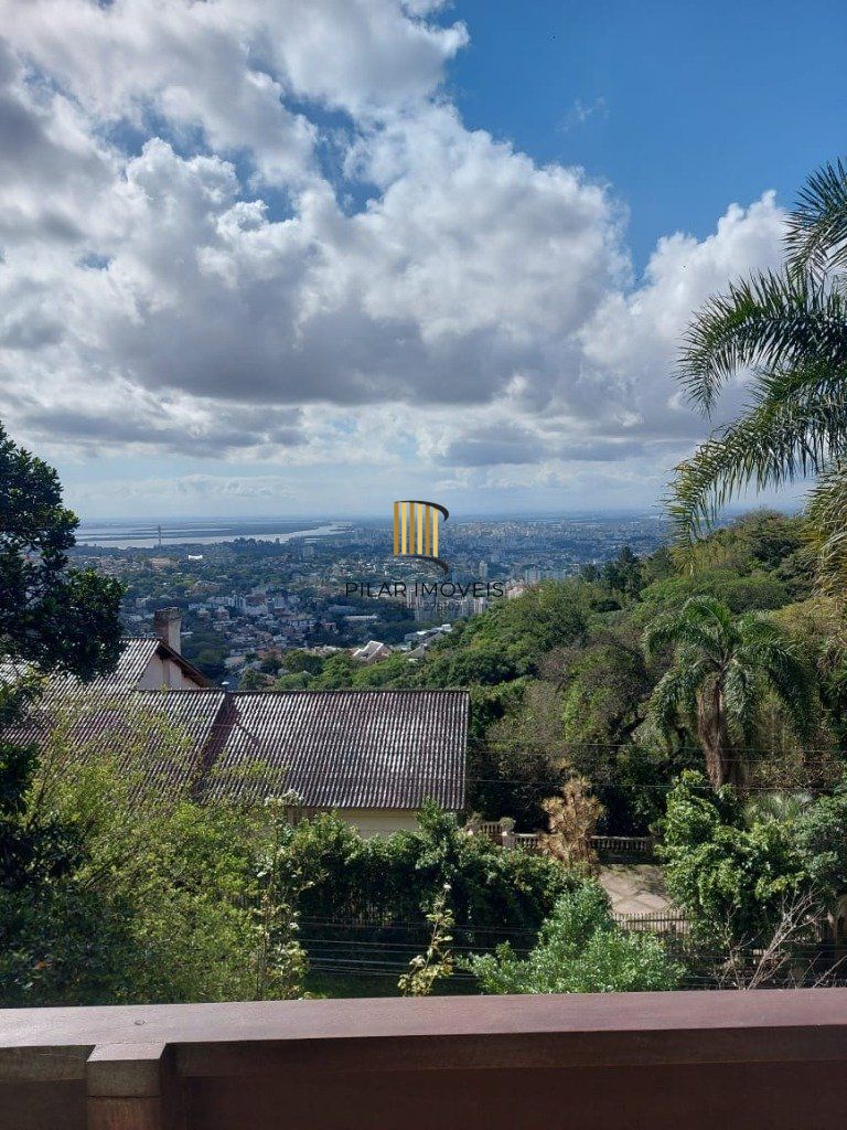 Casa com 400m² privativos e 1000m² de terreno, com vista. Um paraíso no Morro Apamecor!