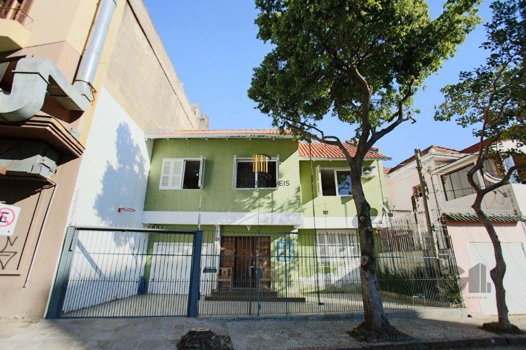 Excelente casa de 235m² com 4 dormitórios e 3 vagas no bairro Azenha.